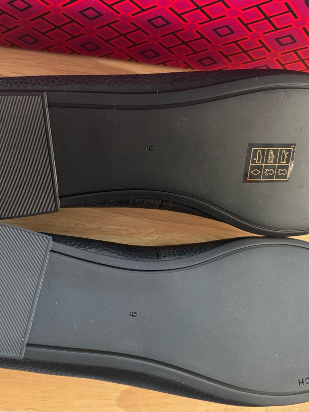 *.New* Tory Burch Black Chelsea Ballet Flat Leather Flats w/ Gold Emblem size 9 - Picture 7 of 9